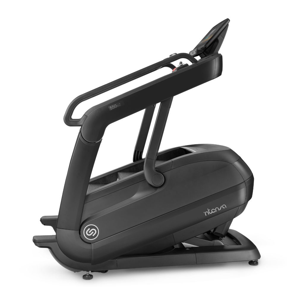 Bočni prikaz Intenza Escalate Stairclimber 550 serije e2+ fitnes sprave na beloj pozadini
