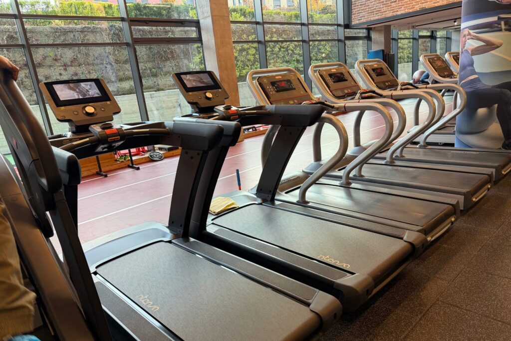 Бягащи пътеки Intenza в Garitage Park Sports Center.