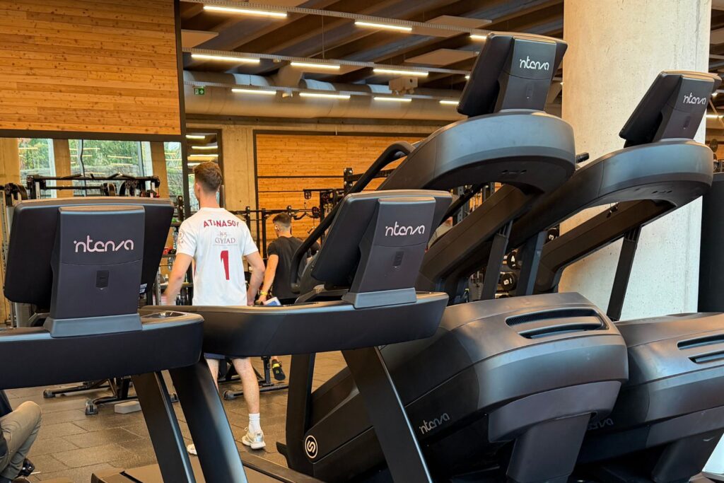 Intenza бягащи пътеки и стълби в Garitage Park Sports Center.